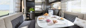 Famiglia in camper, tra gioco e buon cibo