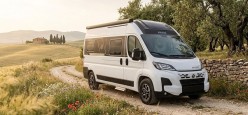 Materiali innovativi, stile accattivante e gavone variabile per questo van di casa Knaus