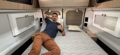 Un van unico: il Rapido V64 porta una vera camera padronale con letto centrale a penisola in poco più di sei metri.