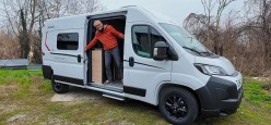 Un van dal prezzo abbordabile, con bagno e cucina ben concepiti