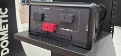A Fit Your Camper, Dometic ha presentato nuove batterie al litio Tempra, ma erano esposti anche condizionatori Freshjet FJZ7, frigoriferi a compressore...