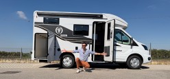 Meno di sei metri di lunghezza per un camper pensato per coniugare maneggevolezza e abitabilità.