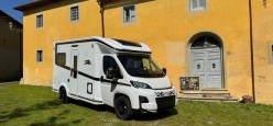 Maxi living a ferro di cavallo e letti gemelli basculanti in meno di sei metri