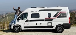 Un van camperizzato pronto a partire, con cambio automatico di serie, tanti accessori già inclusi e un prezzo di listino particolarmente competitivo.