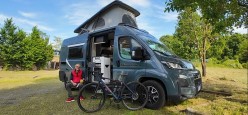 Camper e bicicletta, sul lago di Varese per testare questo van a 6 posti