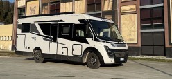 Interni rinnovati e design contemporaneo per questo motorhome dall