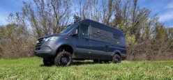 Un van inconsueto, su base Mercedes-Benz a trazione integrale e dotato di letti singoli posteriori