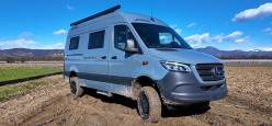 Un van su Mercedes 4x4, con la parete estraibile che regala un letto molto lungo