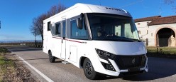 Il motorhome con letto centrale che sorprende