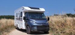 Un camper generoso nelle dimensioni e negli spazi interni pronto per ospitare anche una famiglia.
