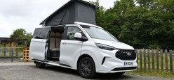 Due anime, un solo veicolo: da auto quotidiana a mini camper per le vacanze