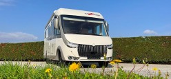  Il Carthago chic c-line 4.9 LE-L su base Mercedes-Benz è un motorhome prestigioso con generosi spazi interni 