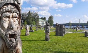 Le statue di legno di Kivijärvi in camper