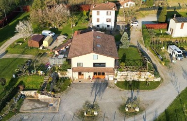 Le soste segnalate da CamperOnLine: area di sosta La Cantina del Vino a Barga (LU)