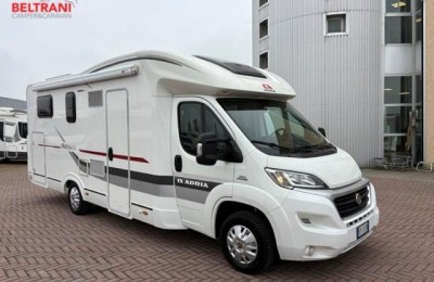 Camper usati: Semintegrale Adria Matrix Axess 670 Sc