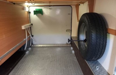 Portabici sospeso in garage