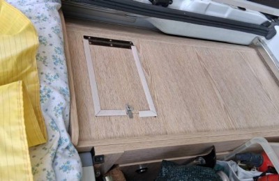 Piccolo sportello per vano bombola gas in un van