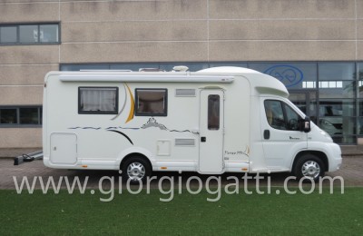 Semintegrale Benimar Perseo 590 Con Letto Nautico E Portamoto