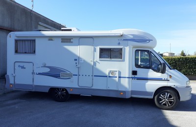 Camper usati: Semintegrale Adria Coral 680 Dp