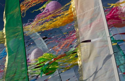 Gli allegri colori degli aquiloni in camper