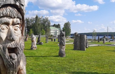 Le statue di legno di Kivijärvi in camper