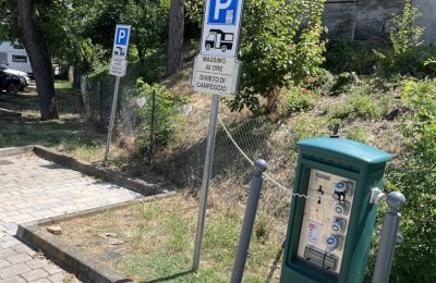 Parcheggio con area sosta camper
