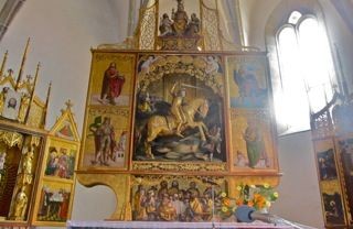 Parcheggio nella piazza centrale