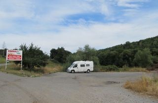 Parcheggio in campagna a nord del paesino di Lukavica