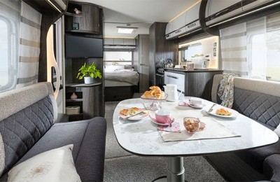 Famiglia in camper, tra gioco e buon cibo