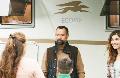 Laika Ecovip insieme a Vittoria Puccini e Fabio Volo nel nuovo film di Michela Andreozzi 