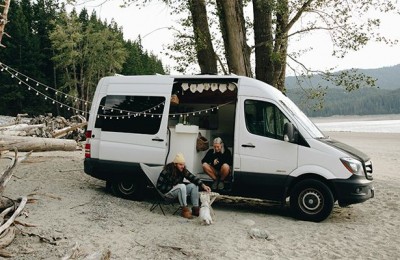 In camper con il proprio amico a 4 zampe