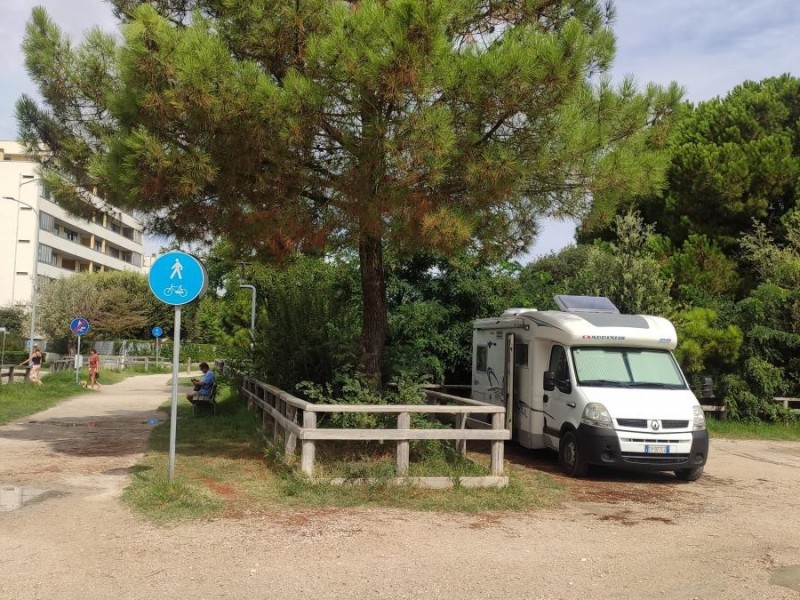 Parcheggio auto-camper