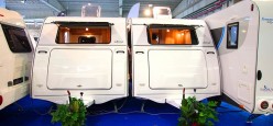 Nuova Allcar ha presentato al Salone del Camper di Parma due van di ridotte dimensioni e diverse caravan piccole e leggere